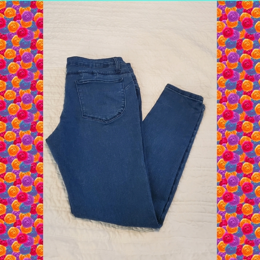 Jeans with booty lift. 🍑